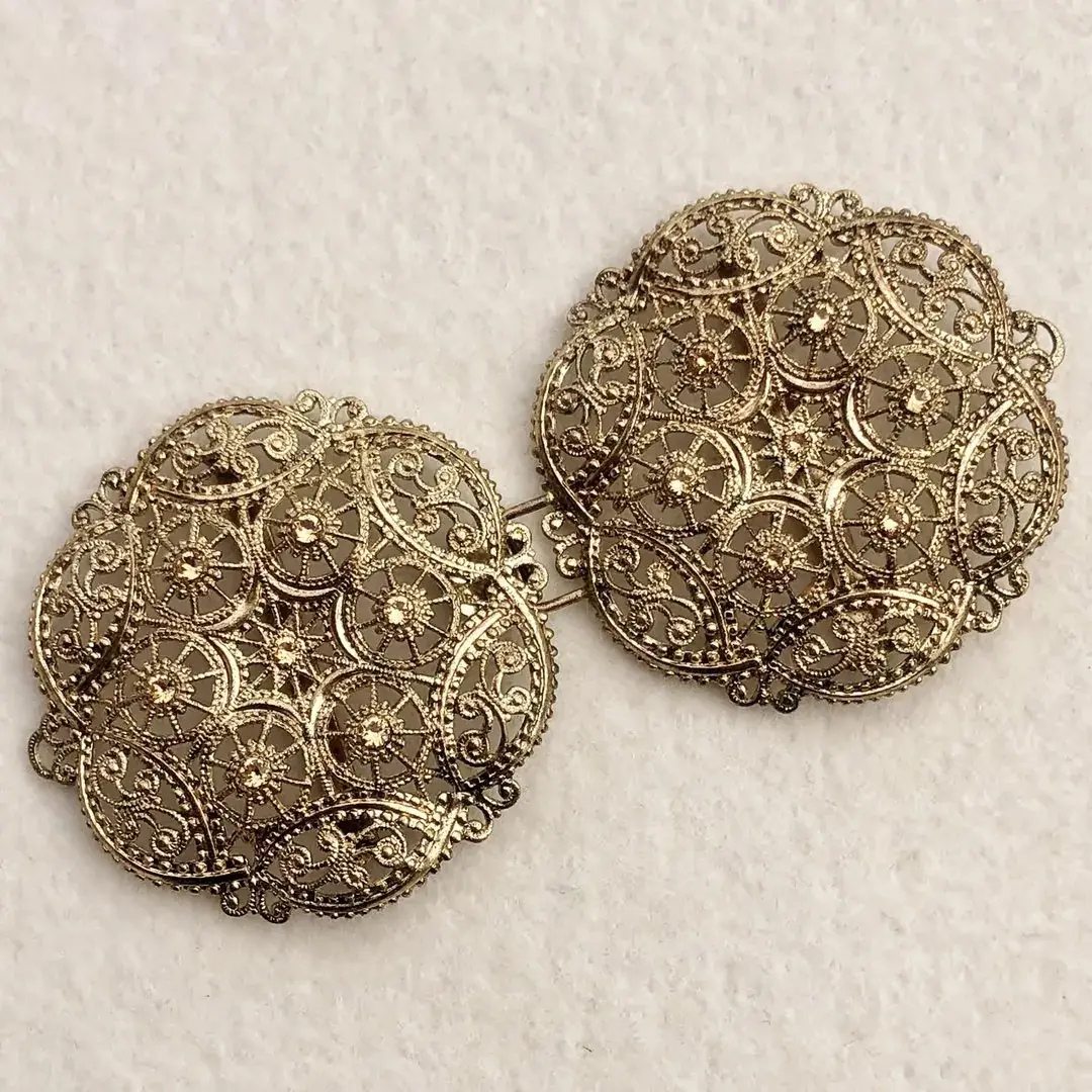 Schürzenschließe mit Swarovski in beige No. 126 – Bild 2 – Chiemgauer Heimatwerk Trachten-Onlineshop Schürzenschließe mit Swarovski in beige No. 126 - Bild 2 - Chiemgauer Heimatwerk Trachten-Onlineshop