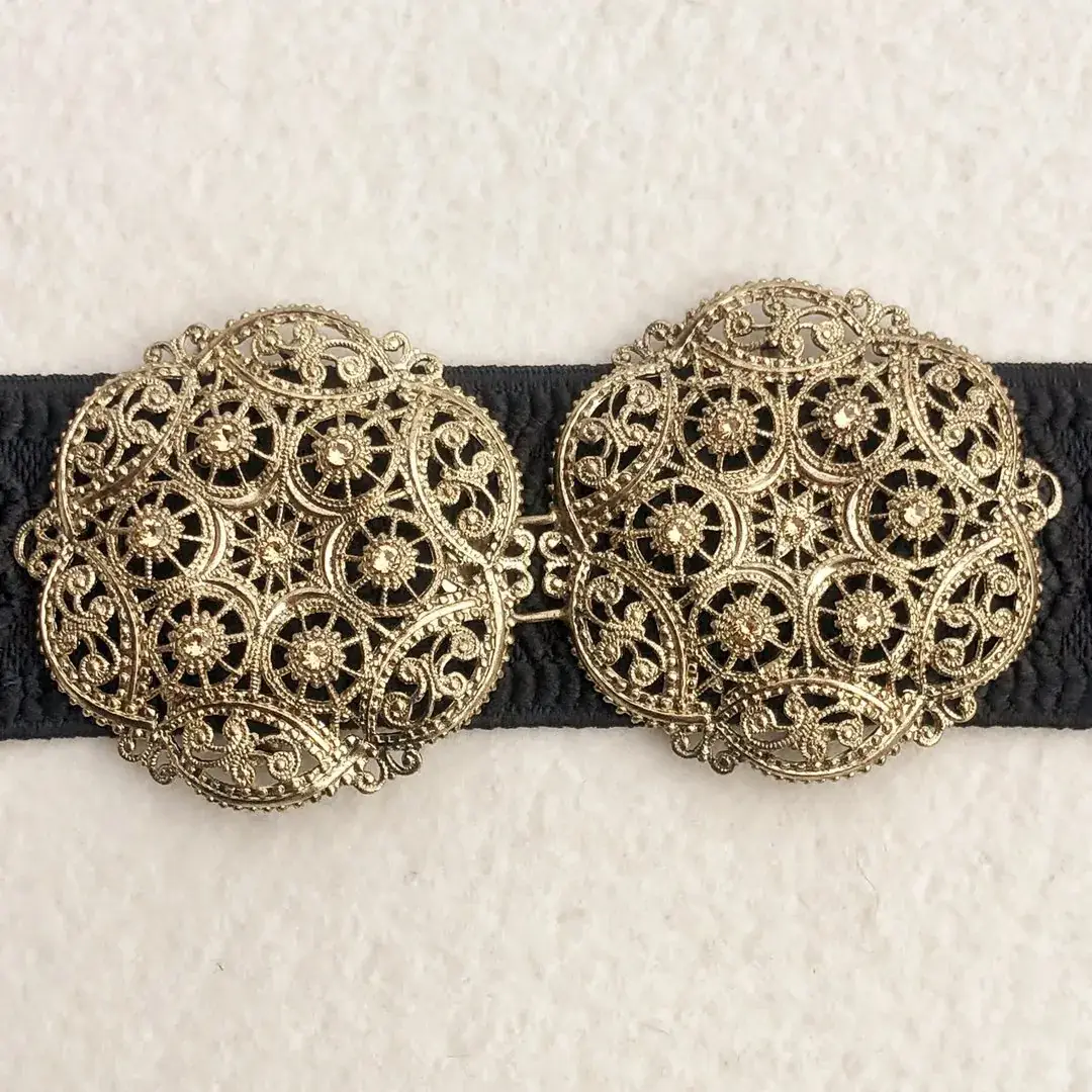 Schürzenschließe mit Swarovski in beige No. 126 – Bild 3 – Chiemgauer Heimatwerk Trachten-Onlineshop Schürzenschließe mit Swarovski in beige No. 126 - Bild 3 - Chiemgauer Heimatwerk Trachten-Onlineshop