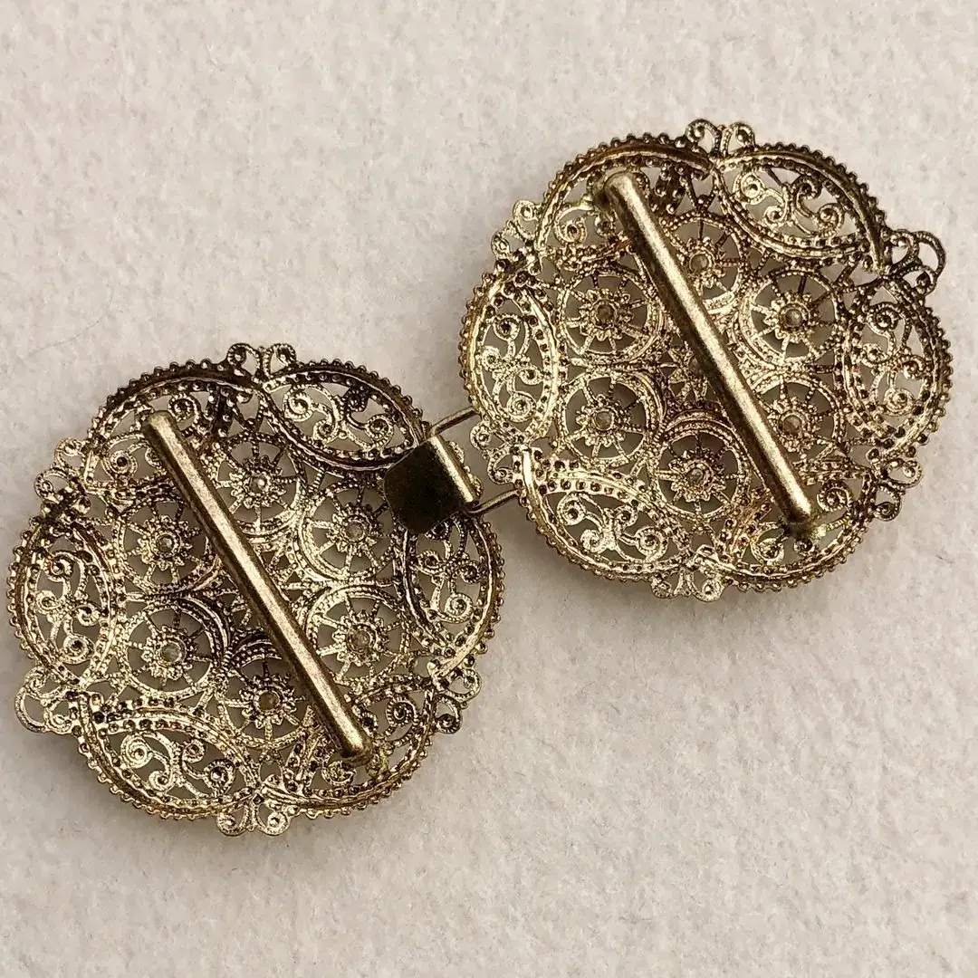 Schürzenschließe mit Swarovski in beige No. 126 – Bild 7 – Chiemgauer Heimatwerk Trachten-Onlineshop Schürzenschließe mit Swarovski in beige No. 126 - Bild 7 - Chiemgauer Heimatwerk Trachten-Onlineshop