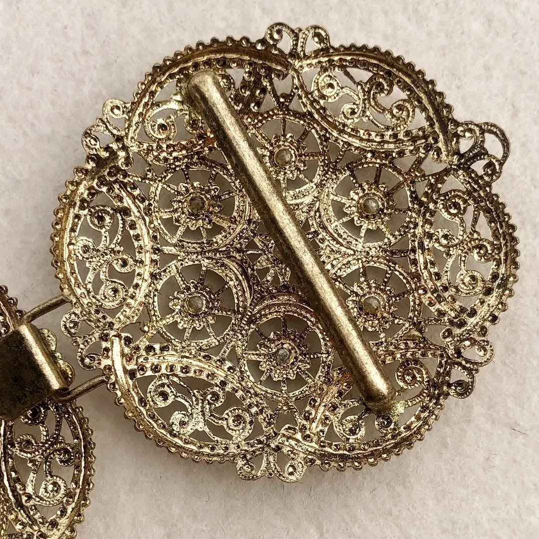 Schürzenschließe mit Swarovski in beige No. 126 – Bild 8 – Chiemgauer Heimatwerk Trachten-Onlineshop Schürzenschließe mit Swarovski in beige No. 126 - Bild 8 - Chiemgauer Heimatwerk Trachten-Onlineshop