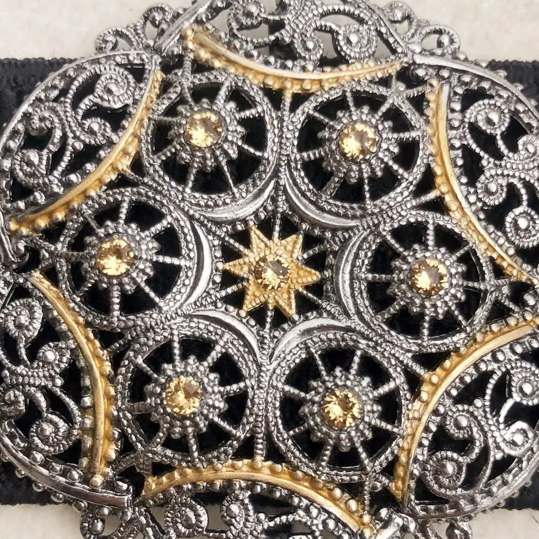 Schürzenschließe mit Swarovski in beige No. 130 – Bild 12 – Chiemgauer Heimatwerk Trachten-Onlineshop Schürzenschließe mit Swarovski in beige No. 130 - Bild 12 - Chiemgauer Heimatwerk Trachten-Onlineshop