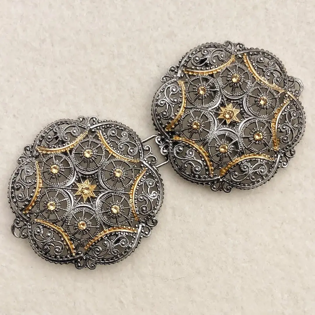 Schürzenschließe mit Swarovski in beige No. 130 – Bild 2 – Chiemgauer Heimatwerk Trachten-Onlineshop Schürzenschließe mit Swarovski in beige No. 130 - Bild 2 - Chiemgauer Heimatwerk Trachten-Onlineshop