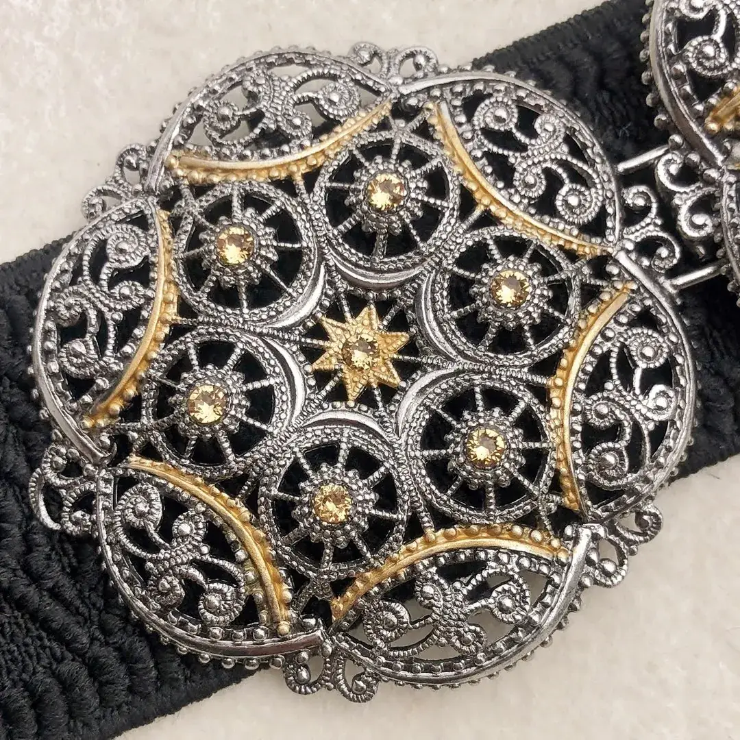 Schürzenschließe mit Swarovski in beige No. 130 – Bild 7 – Chiemgauer Heimatwerk Trachten-Onlineshop Schürzenschließe mit Swarovski in beige No. 130 - Bild 7 - Chiemgauer Heimatwerk Trachten-Onlineshop