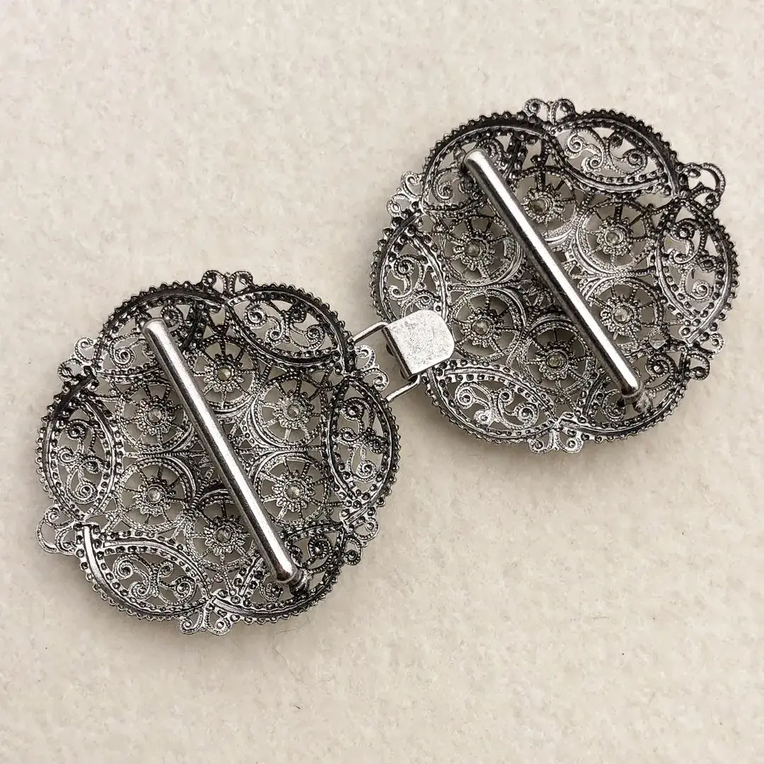 Schürzenschließe mit Swarovski in beige No. 130 – Bild 8 – Chiemgauer Heimatwerk Trachten-Onlineshop Schürzenschließe mit Swarovski in beige No. 130 - Bild 8 - Chiemgauer Heimatwerk Trachten-Onlineshop
