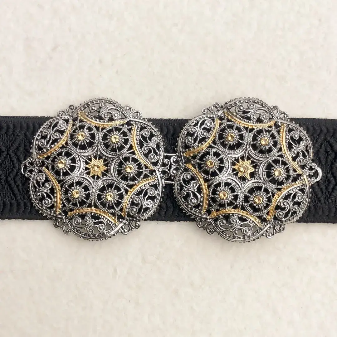 Schürzenschließe mit Swarovski in beige No. 130 – Bild 9 – Chiemgauer Heimatwerk Trachten-Onlineshop Schürzenschließe mit Swarovski in beige No. 130 - Bild 9 - Chiemgauer Heimatwerk Trachten-Onlineshop