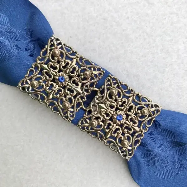 Schürzenschließe mit Swarovski in blau No. 164 – Bild 1 – Chiemgauer Heimatwerk Trachten-Onlineshop Schürzenschließe mit Swarovski in blau No. 164 - Bild 1 - Chiemgauer Heimatwerk Trachten-Onlineshop