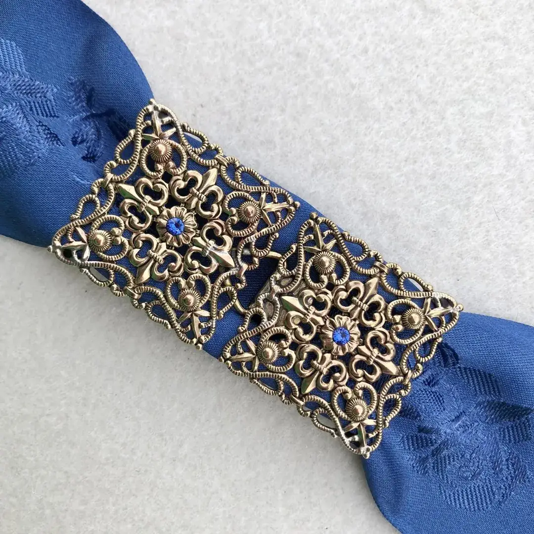 Schürzenschließe mit Swarovski in blau No. 164 – Bild 1 – Chiemgauer Heimatwerk Trachten-Onlineshop Schürzenschließe mit Swarovski in blau No. 164 - Bild 1 - Chiemgauer Heimatwerk Trachten-Onlineshop