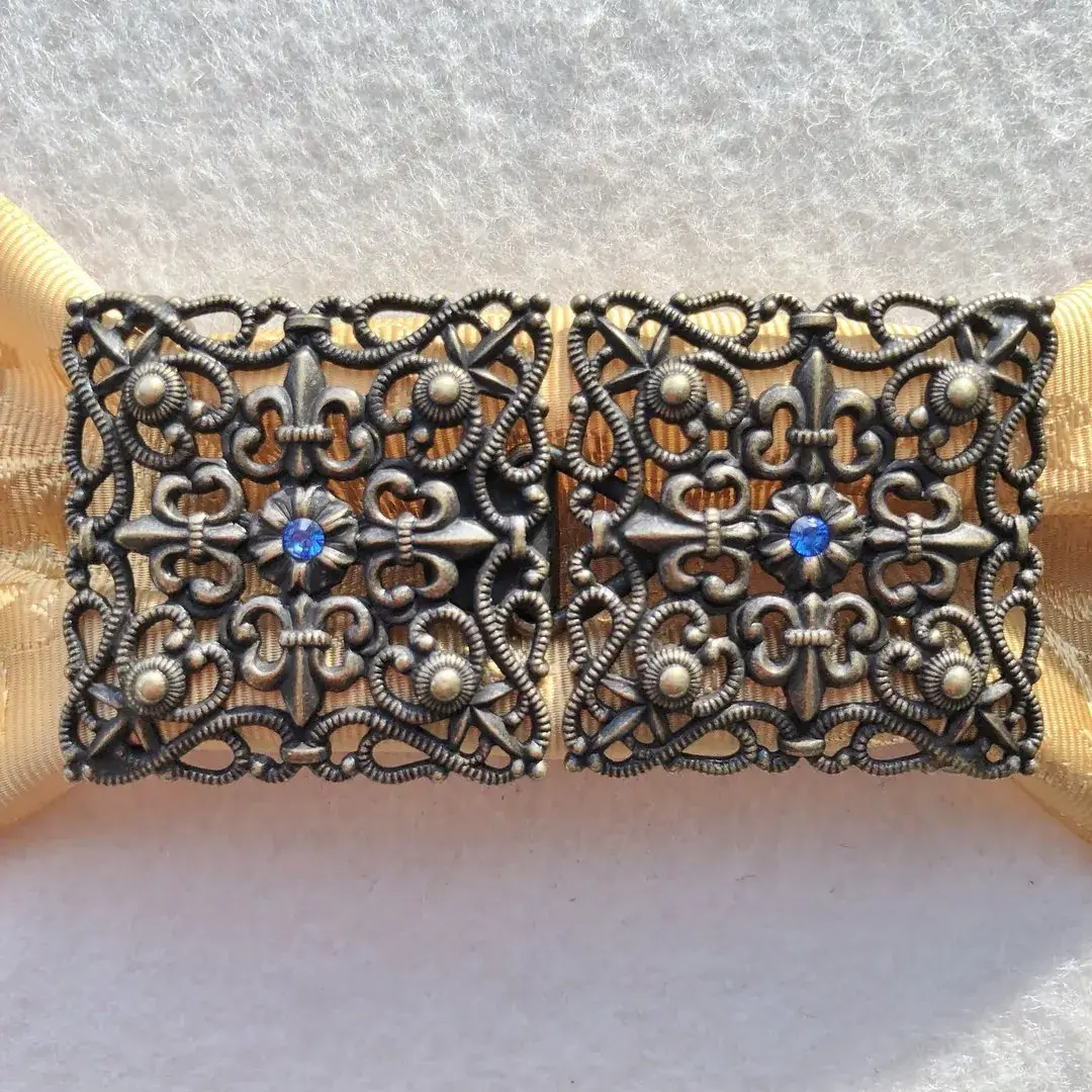 Schürzenschließe mit Swarovski in blau No. 185 – Bild 13 – Chiemgauer Heimatwerk Trachten-Onlineshop Schürzenschließe mit Swarovski in blau No. 185 - Bild 13 - Chiemgauer Heimatwerk Trachten-Onlineshop