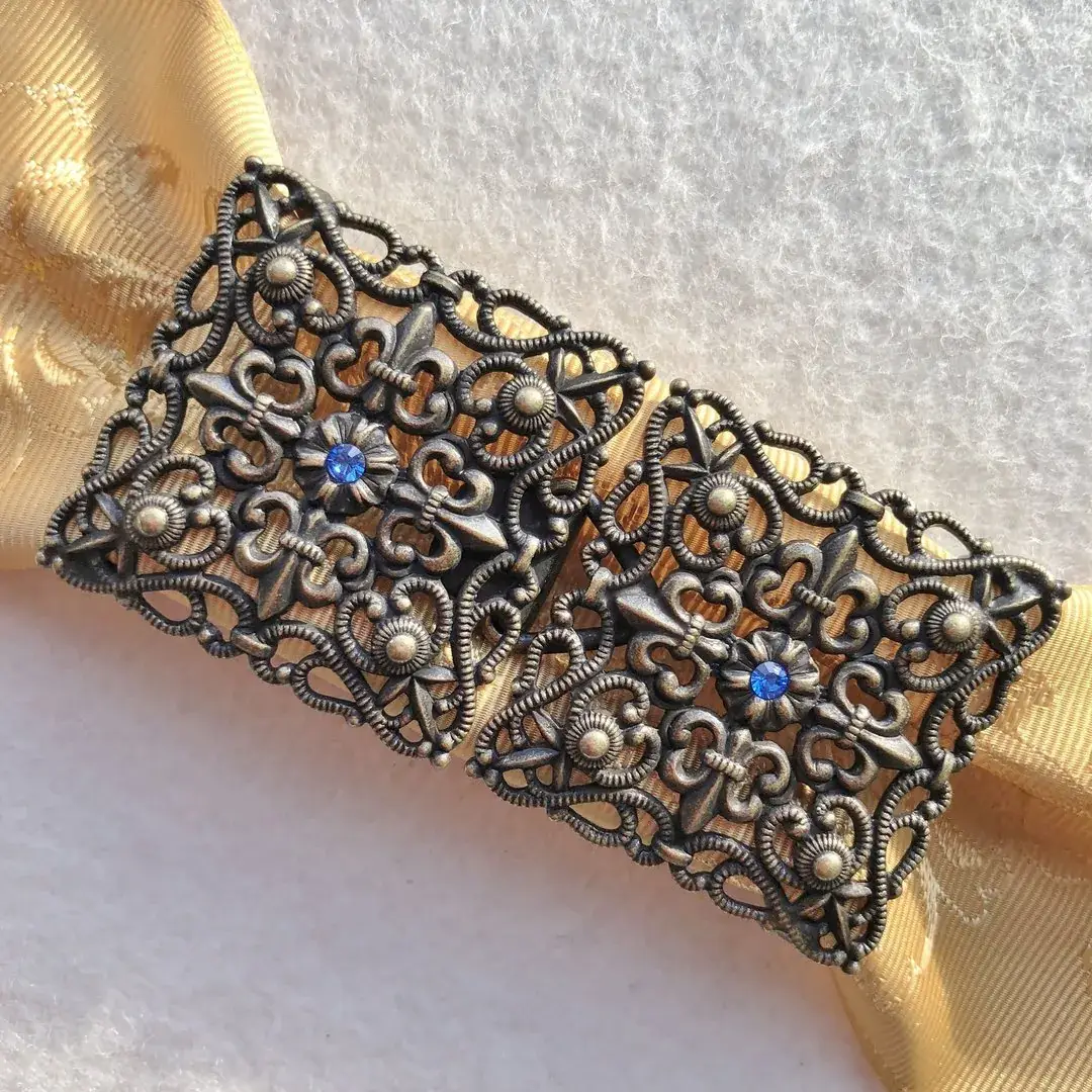 Schürzenschließe mit Swarovski in blau No. 185 – Bild 7 – Chiemgauer Heimatwerk Trachten-Onlineshop Schürzenschließe mit Swarovski in blau No. 185 - Bild 7 - Chiemgauer Heimatwerk Trachten-Onlineshop