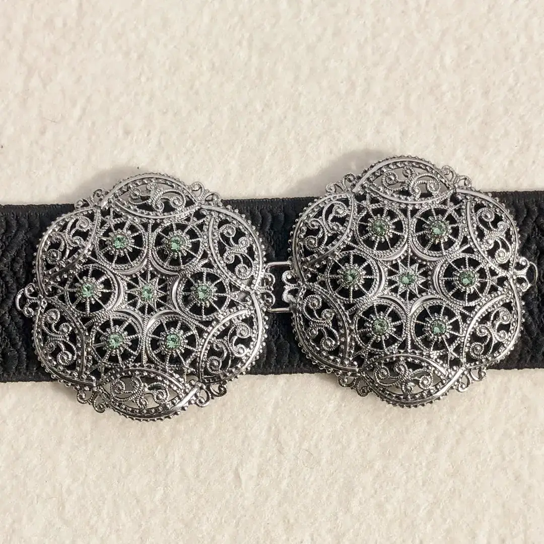 Schürzenschließe mit Swarovski in dunkelgrün No. 136 – Bild 9 – Chiemgauer Heimatwerk Trachten-Onlineshop Schürzenschließe mit Swarovski in dunkelgrün No. 136 - Bild 9 - Chiemgauer Heimatwerk Trachten-Onlineshop