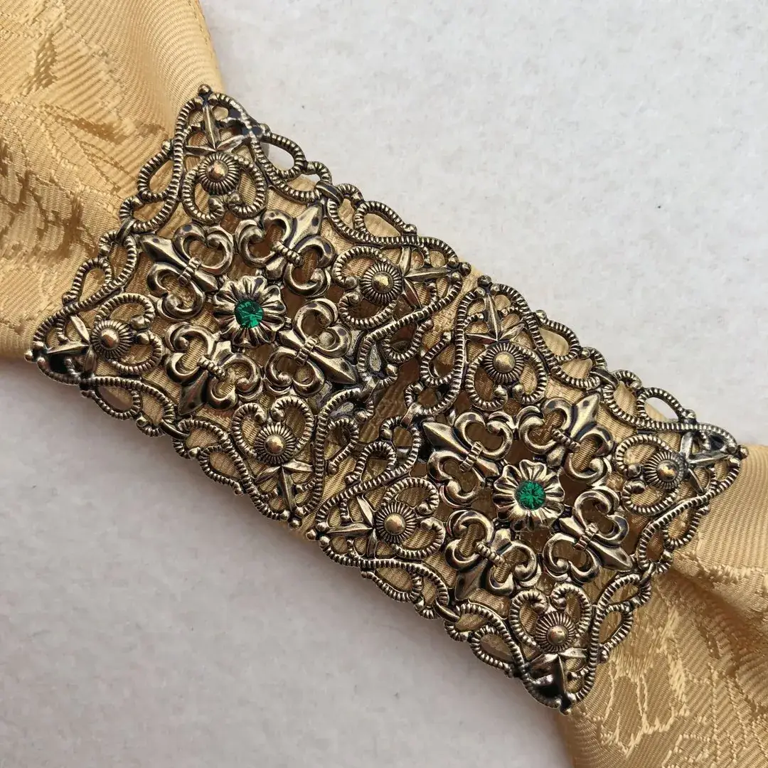 Schürzenschließe mit Swarovski in dunkelgrün No. 166 – Bild 7 – Chiemgauer Heimatwerk Trachten-Onlineshop Schürzenschließe mit Swarovski in dunkelgrün No. 166 - Bild 7 - Chiemgauer Heimatwerk Trachten-Onlineshop