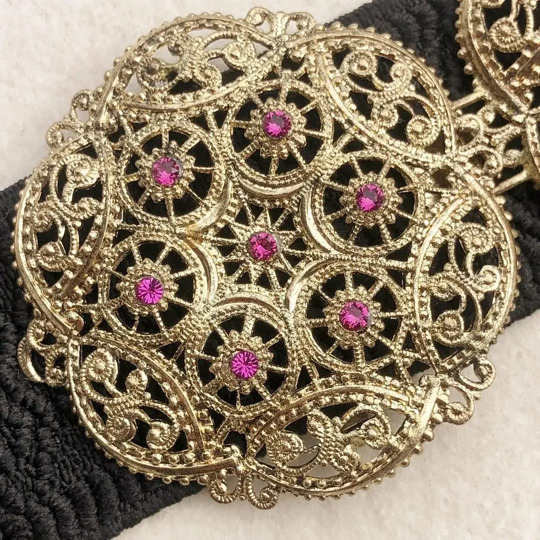Schürzenschließe mit Swarovski in fuchsia No. 117 – Bild 12 – Chiemgauer Heimatwerk Trachten-Onlineshop Schürzenschließe mit Swarovski in fuchsia No. 117 - Bild 12 - Chiemgauer Heimatwerk Trachten-Onlineshop