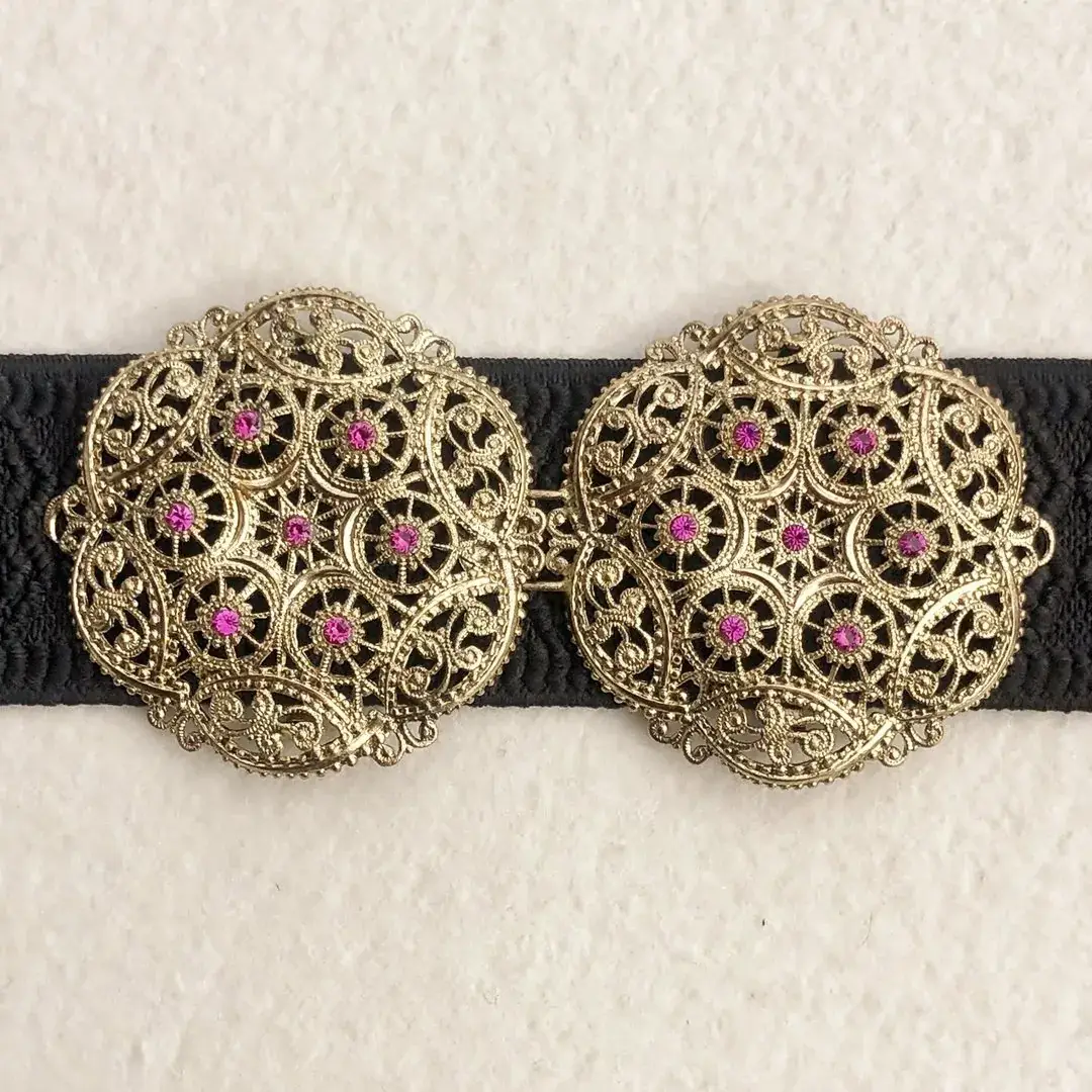 Schürzenschließe mit Swarovski in fuchsia No. 117 – Bild 14 – Chiemgauer Heimatwerk Trachten-Onlineshop Schürzenschließe mit Swarovski in fuchsia No. 117 - Bild 14 - Chiemgauer Heimatwerk Trachten-Onlineshop