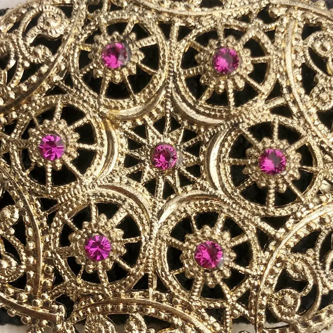 Schürzenschließe mit Swarovski in fuchsia No. 117 – Bild 17 – Chiemgauer Heimatwerk Trachten-Onlineshop Schürzenschließe mit Swarovski in fuchsia No. 117 - Bild 17 - Chiemgauer Heimatwerk Trachten-Onlineshop