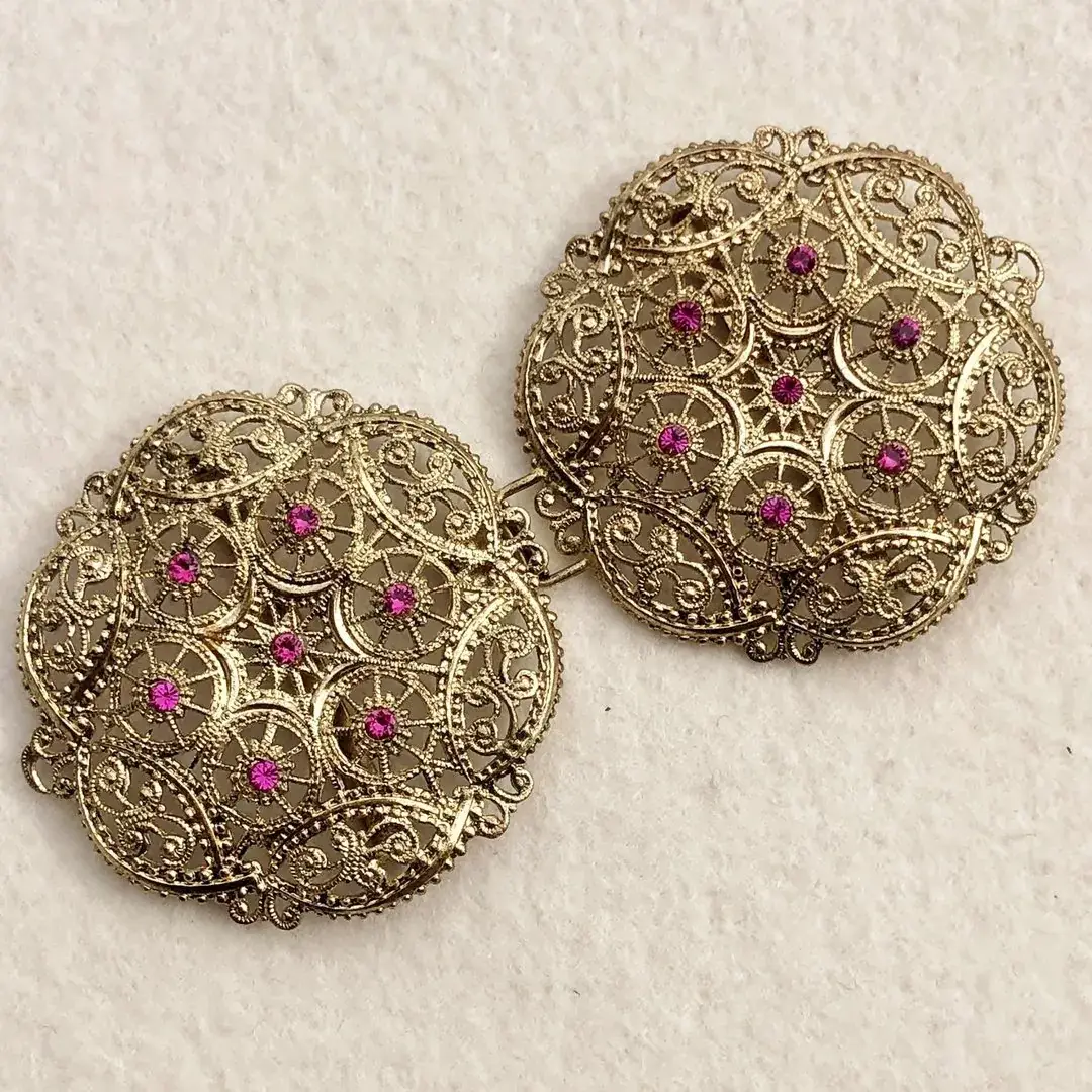 Schürzenschließe mit Swarovski in fuchsia No. 117 – Bild 2 – Chiemgauer Heimatwerk Trachten-Onlineshop Schürzenschließe mit Swarovski in fuchsia No. 117 - Bild 2 - Chiemgauer Heimatwerk Trachten-Onlineshop