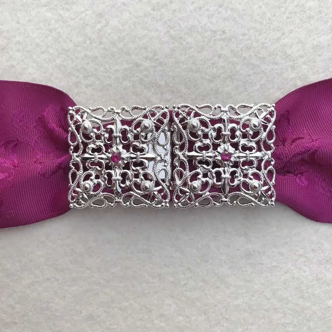 Schürzenschließe mit Swarovski in fuchsia No. 16 – Bild 11 – Chiemgauer Heimatwerk Trachten-Onlineshop Schürzenschließe mit Swarovski in fuchsia No. 16 - Bild 11 - Chiemgauer Heimatwerk Trachten-Onlineshop