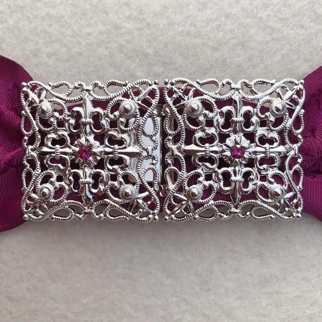 Schürzenschließe mit Swarovski in fuchsia No. 16 – Bild 14 – Chiemgauer Heimatwerk Trachten-Onlineshop Schürzenschließe mit Swarovski in fuchsia No. 16 - Bild 14 - Chiemgauer Heimatwerk Trachten-Onlineshop