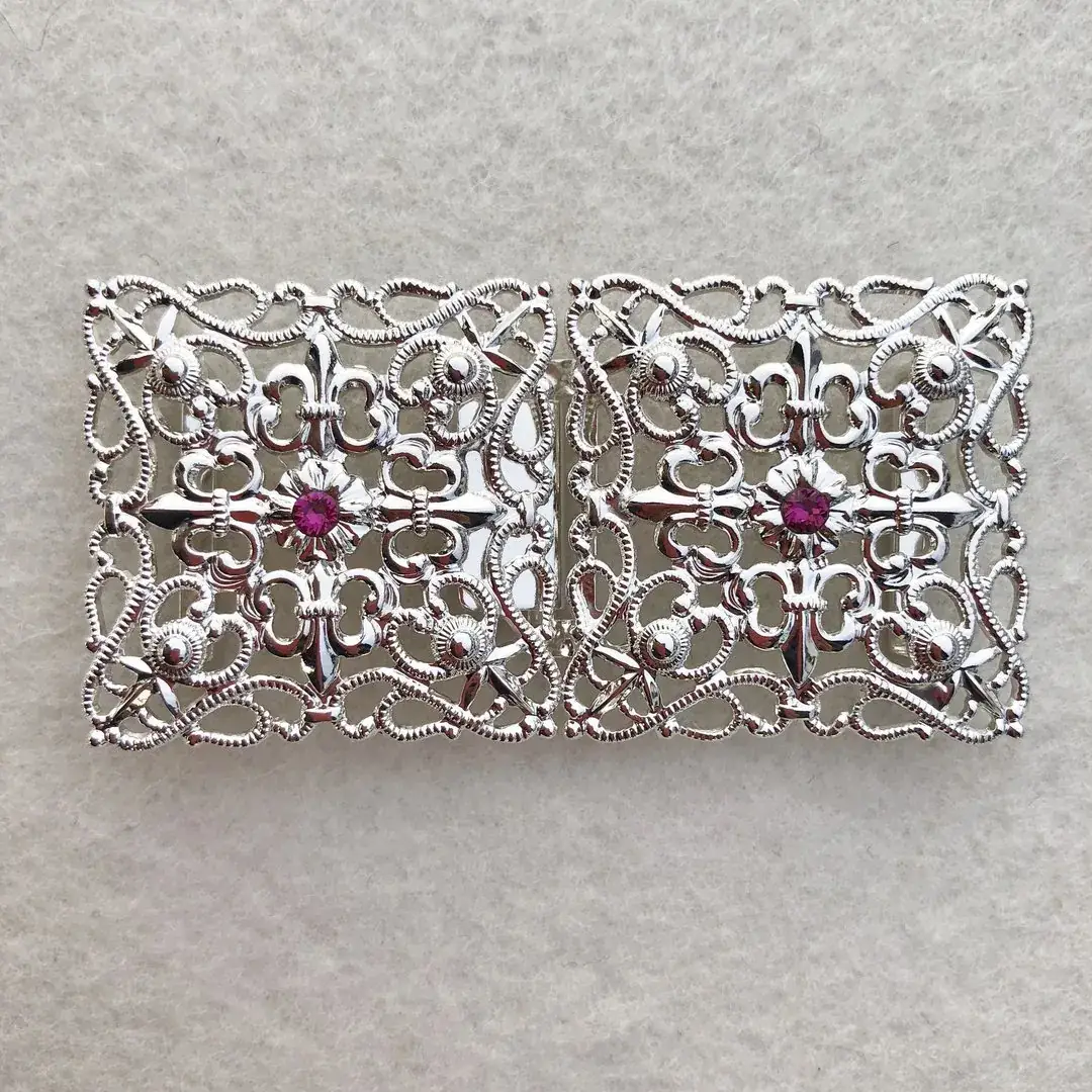Schürzenschließe mit Swarovski in fuchsia No. 16 – Bild 16 – Chiemgauer Heimatwerk Trachten-Onlineshop Schürzenschließe mit Swarovski in fuchsia No. 16 - Bild 16 - Chiemgauer Heimatwerk Trachten-Onlineshop