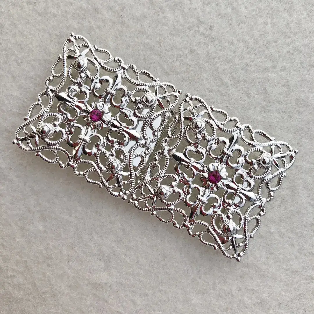 Schürzenschließe mit Swarovski in fuchsia No. 16 – Bild 3 – Chiemgauer Heimatwerk Trachten-Onlineshop Schürzenschließe mit Swarovski in fuchsia No. 16 - Bild 3 - Chiemgauer Heimatwerk Trachten-Onlineshop