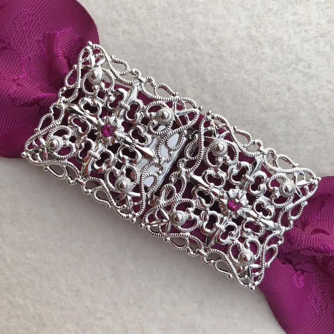 Schürzenschließe mit Swarovski in fuchsia No. 16 – Bild 9 – Chiemgauer Heimatwerk Trachten-Onlineshop Schürzenschließe mit Swarovski in fuchsia No. 16 - Bild 9 - Chiemgauer Heimatwerk Trachten-Onlineshop