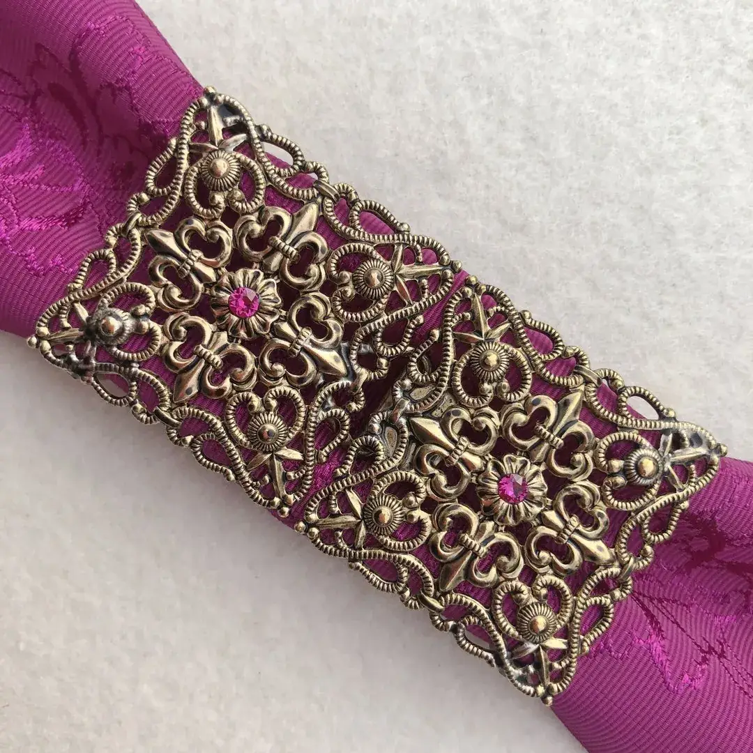 Schürzenschließe mit Swarovski in fuchsia No. 174 – Bild 14 – Chiemgauer Heimatwerk Trachten-Onlineshop Schürzenschließe mit Swarovski in fuchsia No. 174 - Bild 14 - Chiemgauer Heimatwerk Trachten-Onlineshop