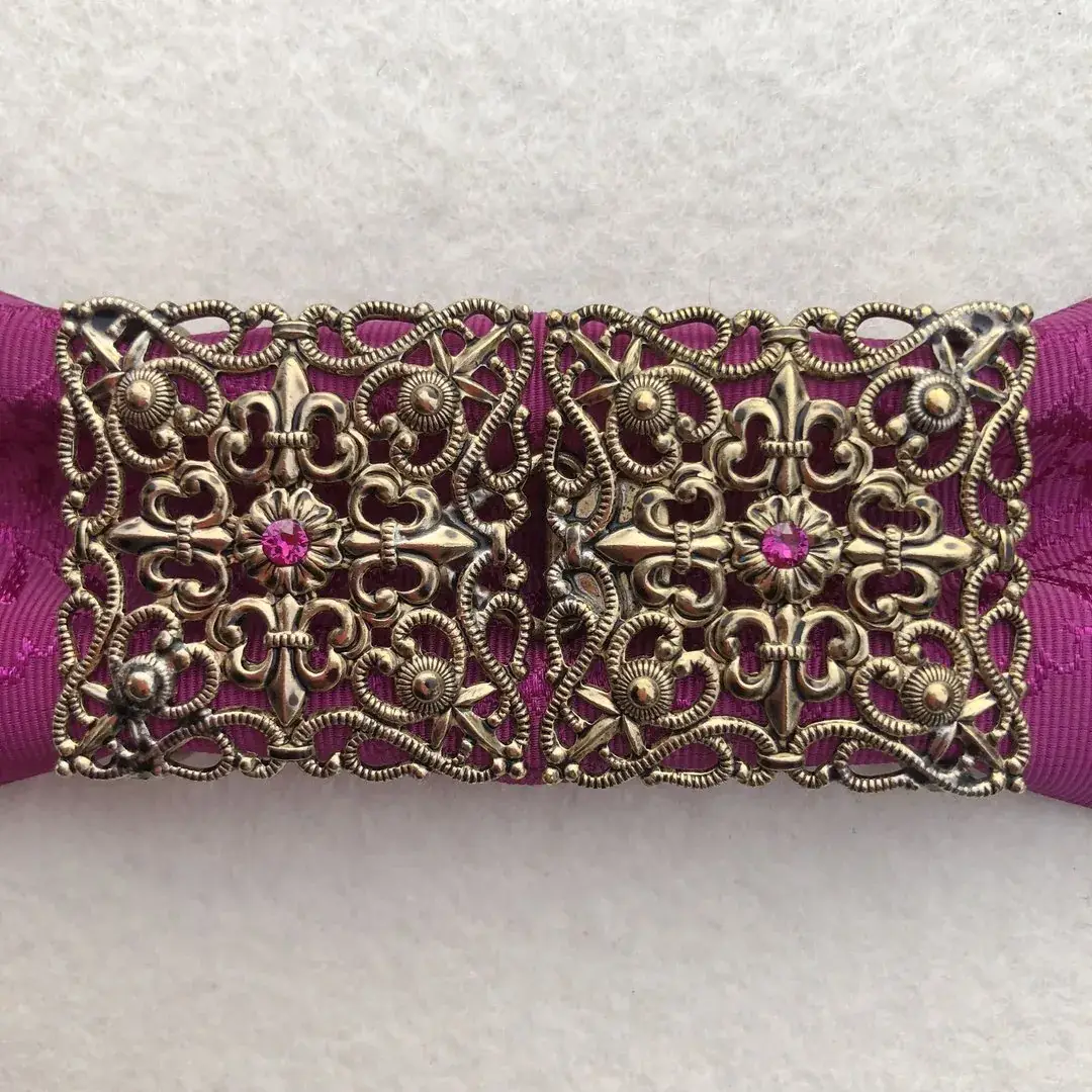 Schürzenschließe mit Swarovski in fuchsia No. 174 – Bild 17 – Chiemgauer Heimatwerk Trachten-Onlineshop Schürzenschließe mit Swarovski in fuchsia No. 174 - Bild 17 - Chiemgauer Heimatwerk Trachten-Onlineshop
