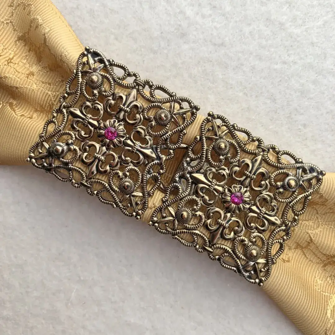 Schürzenschließe mit Swarovski in fuchsia No. 174 – Bild 3 – Chiemgauer Heimatwerk Trachten-Onlineshop Schürzenschließe mit Swarovski in fuchsia No. 174 - Bild 3 - Chiemgauer Heimatwerk Trachten-Onlineshop