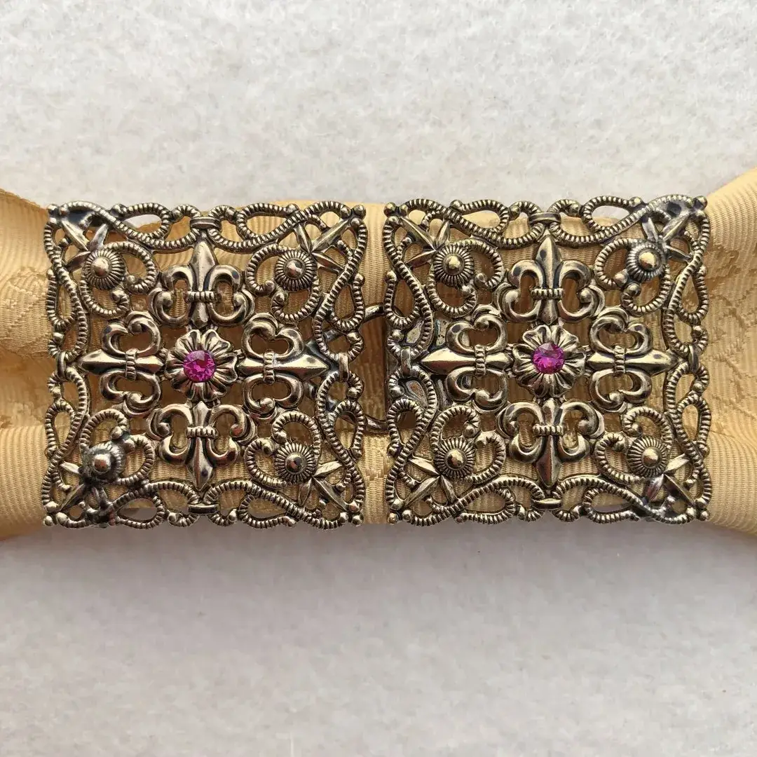 Schürzenschließe mit Swarovski in fuchsia No. 174 – Bild 7 – Chiemgauer Heimatwerk Trachten-Onlineshop Schürzenschließe mit Swarovski in fuchsia No. 174 - Bild 7 - Chiemgauer Heimatwerk Trachten-Onlineshop