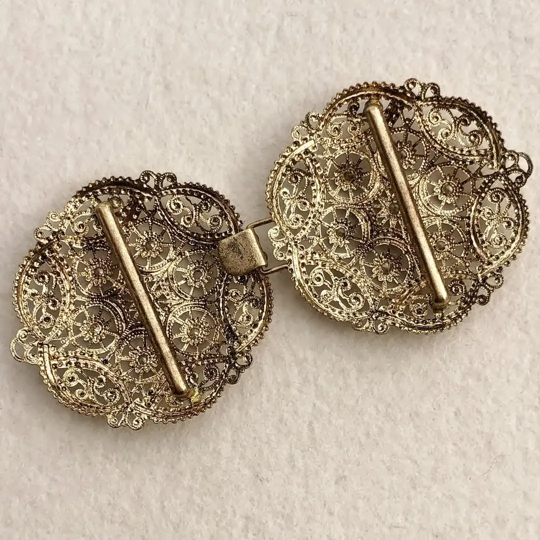 Schürzenschließe mit Swarovski in granatrot No. 118 – Bild 9 – Chiemgauer Heimatwerk Trachten-Onlineshop Schürzenschließe mit Swarovski in granatrot No. 118 - Bild 9 - Chiemgauer Heimatwerk Trachten-Onlineshop