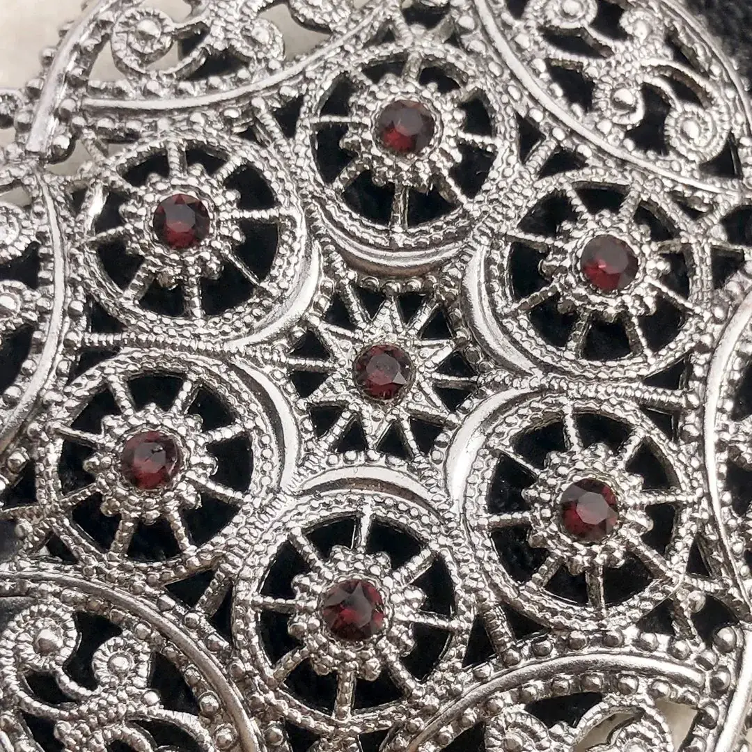 Schürzenschließe mit Swarovski in granatrot No. 138 – Bild 16 – Chiemgauer Heimatwerk Trachten-Onlineshop Schürzenschließe mit Swarovski in granatrot No. 138 - Bild 16 - Chiemgauer Heimatwerk Trachten-Onlineshop