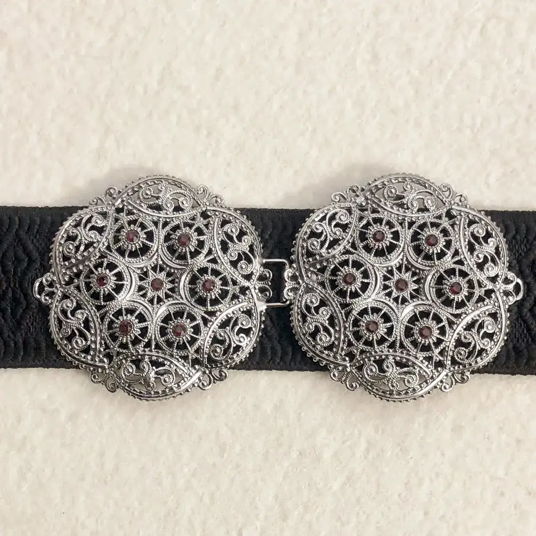 Schürzenschließe mit Swarovski in granatrot No. 138 – Bild 17 – Chiemgauer Heimatwerk Trachten-Onlineshop Schürzenschließe mit Swarovski in granatrot No. 138 - Bild 17 - Chiemgauer Heimatwerk Trachten-Onlineshop