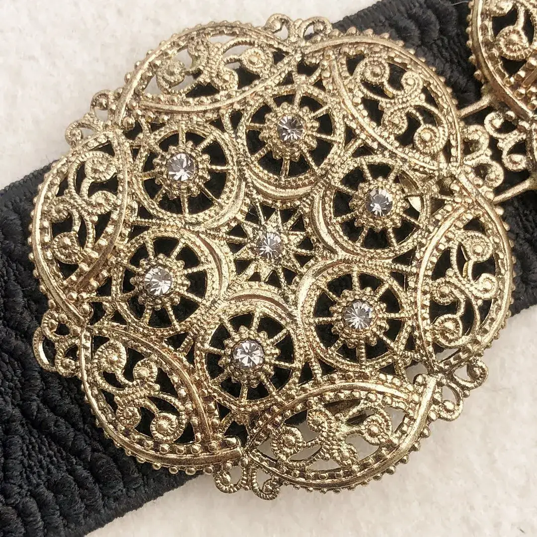 Schürzenschließe mit Swarovski in grau No. 119 – Bild 7 – Chiemgauer Heimatwerk Trachten-Onlineshop Schürzenschließe mit Swarovski in grau No. 119 - Bild 7 - Chiemgauer Heimatwerk Trachten-Onlineshop