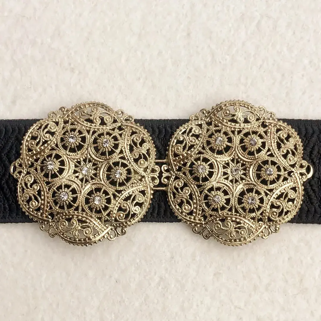 Schürzenschließe mit Swarovski in grau No. 119 – Bild 9 – Chiemgauer Heimatwerk Trachten-Onlineshop Schürzenschließe mit Swarovski in grau No. 119 - Bild 9 - Chiemgauer Heimatwerk Trachten-Onlineshop