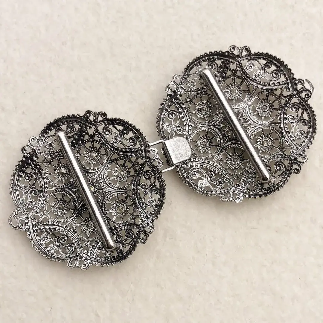 Schürzenschließe mit Swarovski in grau No. 131 – Bild 10 – Chiemgauer Heimatwerk Trachten-Onlineshop Schürzenschließe mit Swarovski in grau No. 131 - Bild 10 - Chiemgauer Heimatwerk Trachten-Onlineshop