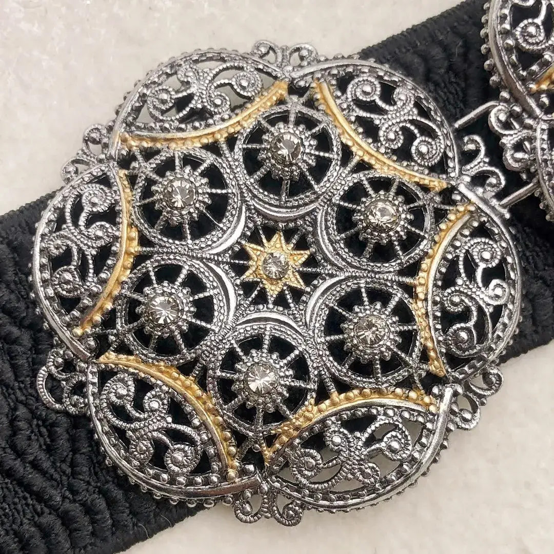 Schürzenschließe mit Swarovski in grau No. 131 – Bild 15 – Chiemgauer Heimatwerk Trachten-Onlineshop Schürzenschließe mit Swarovski in grau No. 131 - Bild 15 - Chiemgauer Heimatwerk Trachten-Onlineshop