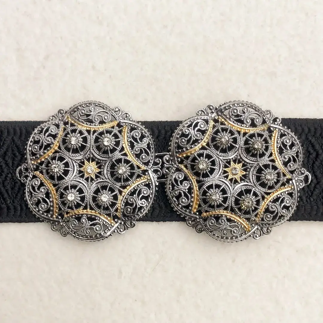Schürzenschließe mit Swarovski in grau No. 131 – Bild 17 – Chiemgauer Heimatwerk Trachten-Onlineshop Schürzenschließe mit Swarovski in grau No. 131 - Bild 17 - Chiemgauer Heimatwerk Trachten-Onlineshop