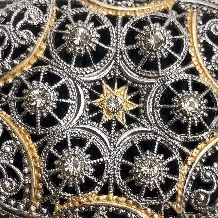 Schürzenschließe mit Swarovski in grau No. 131 – Bild 19 – Chiemgauer Heimatwerk Trachten-Onlineshop Schürzenschließe mit Swarovski in grau No. 131 - Bild 19 - Chiemgauer Heimatwerk Trachten-Onlineshop