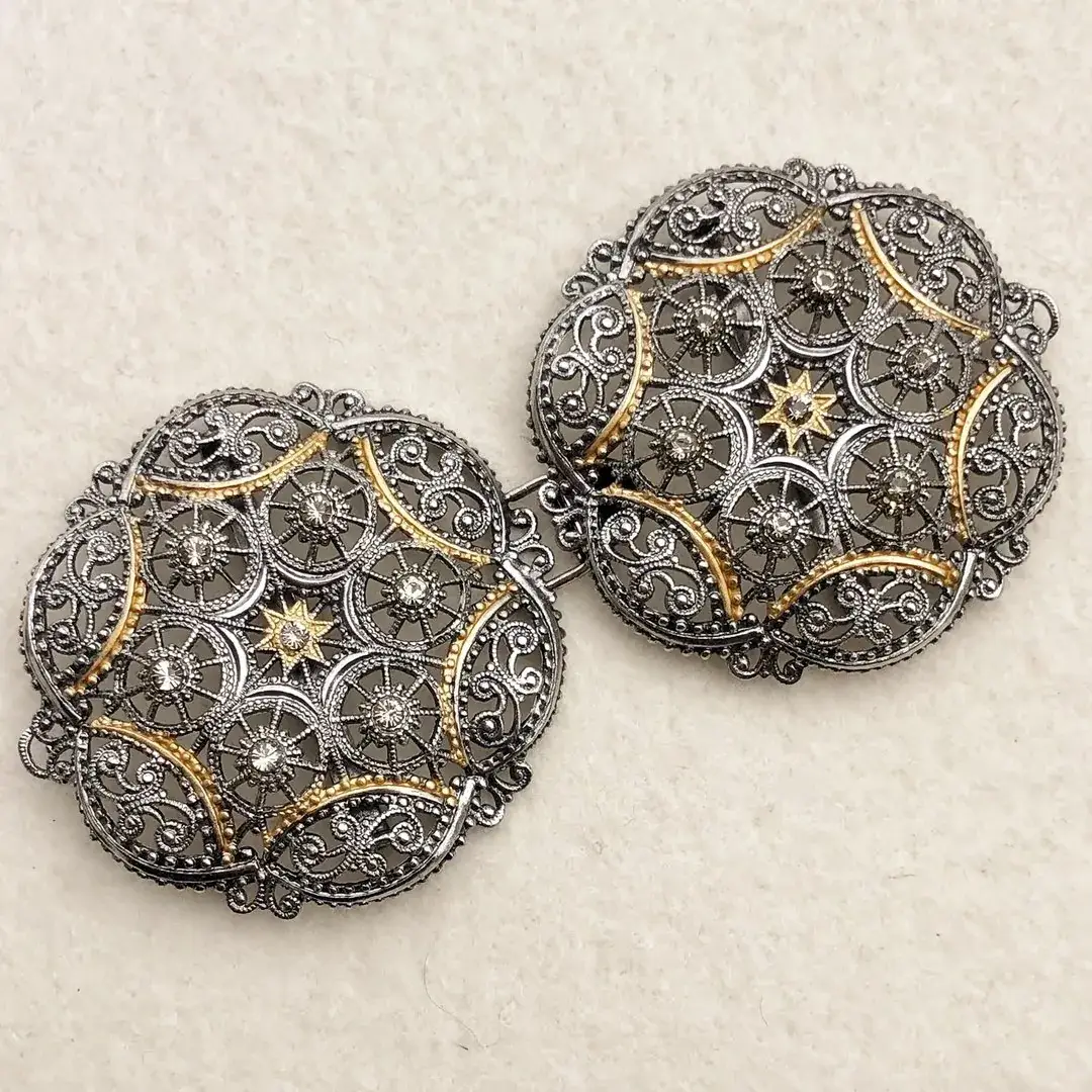 Schürzenschließe mit Swarovski in grau No. 131 – Bild 2 – Chiemgauer Heimatwerk Trachten-Onlineshop Schürzenschließe mit Swarovski in grau No. 131 - Bild 2 - Chiemgauer Heimatwerk Trachten-Onlineshop