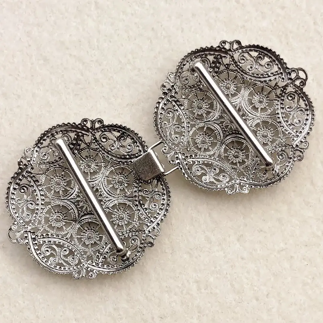 Schürzenschließe mit Swarovski in grau No. 139 – Bild 13 – Chiemgauer Heimatwerk Trachten-Onlineshop Schürzenschließe mit Swarovski in grau No. 139 - Bild 13 - Chiemgauer Heimatwerk Trachten-Onlineshop