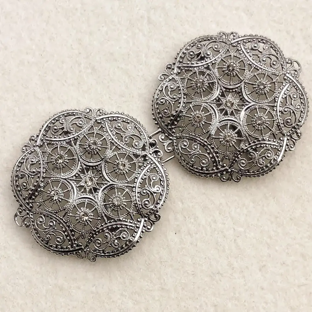 Schürzenschließe mit Swarovski in grau No. 139 – Bild 2 – Chiemgauer Heimatwerk Trachten-Onlineshop Schürzenschließe mit Swarovski in grau No. 139 - Bild 2 - Chiemgauer Heimatwerk Trachten-Onlineshop