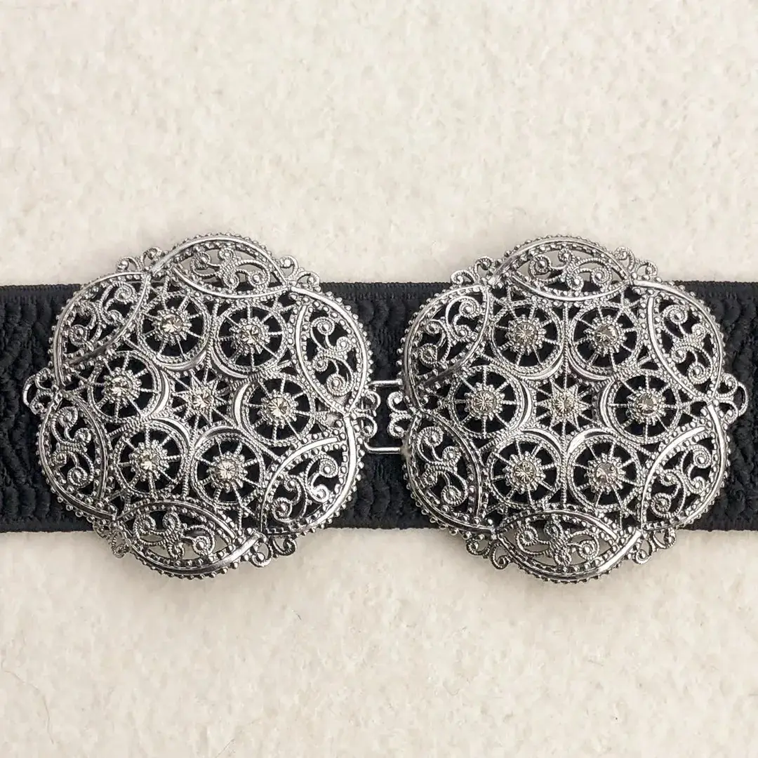Schürzenschließe mit Swarovski in grau No. 139 – Bild 3 – Chiemgauer Heimatwerk Trachten-Onlineshop Schürzenschließe mit Swarovski in grau No. 139 - Bild 3 - Chiemgauer Heimatwerk Trachten-Onlineshop