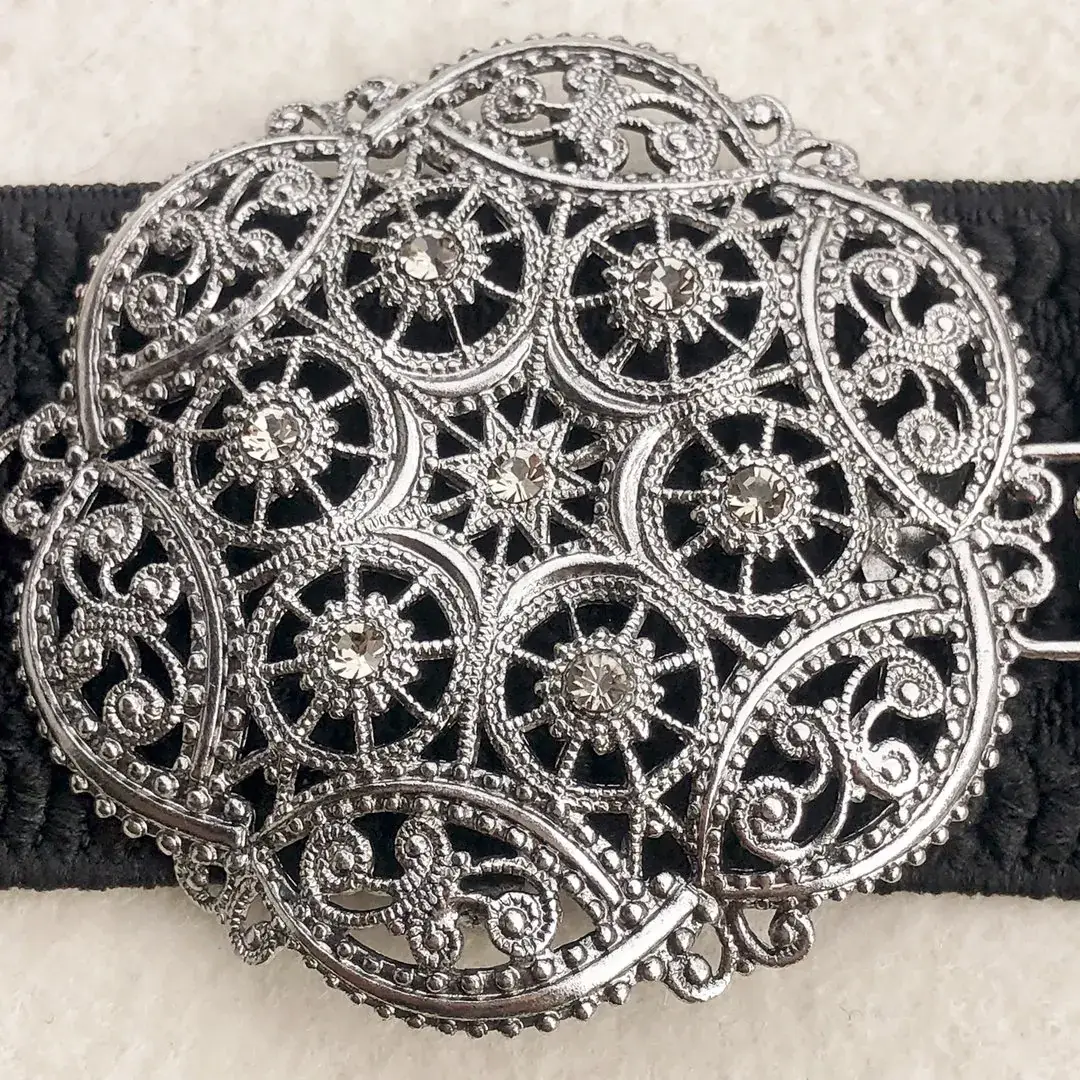 Schürzenschließe mit Swarovski in grau No. 139 – Bild 6 – Chiemgauer Heimatwerk Trachten-Onlineshop Schürzenschließe mit Swarovski in grau No. 139 - Bild 6 - Chiemgauer Heimatwerk Trachten-Onlineshop