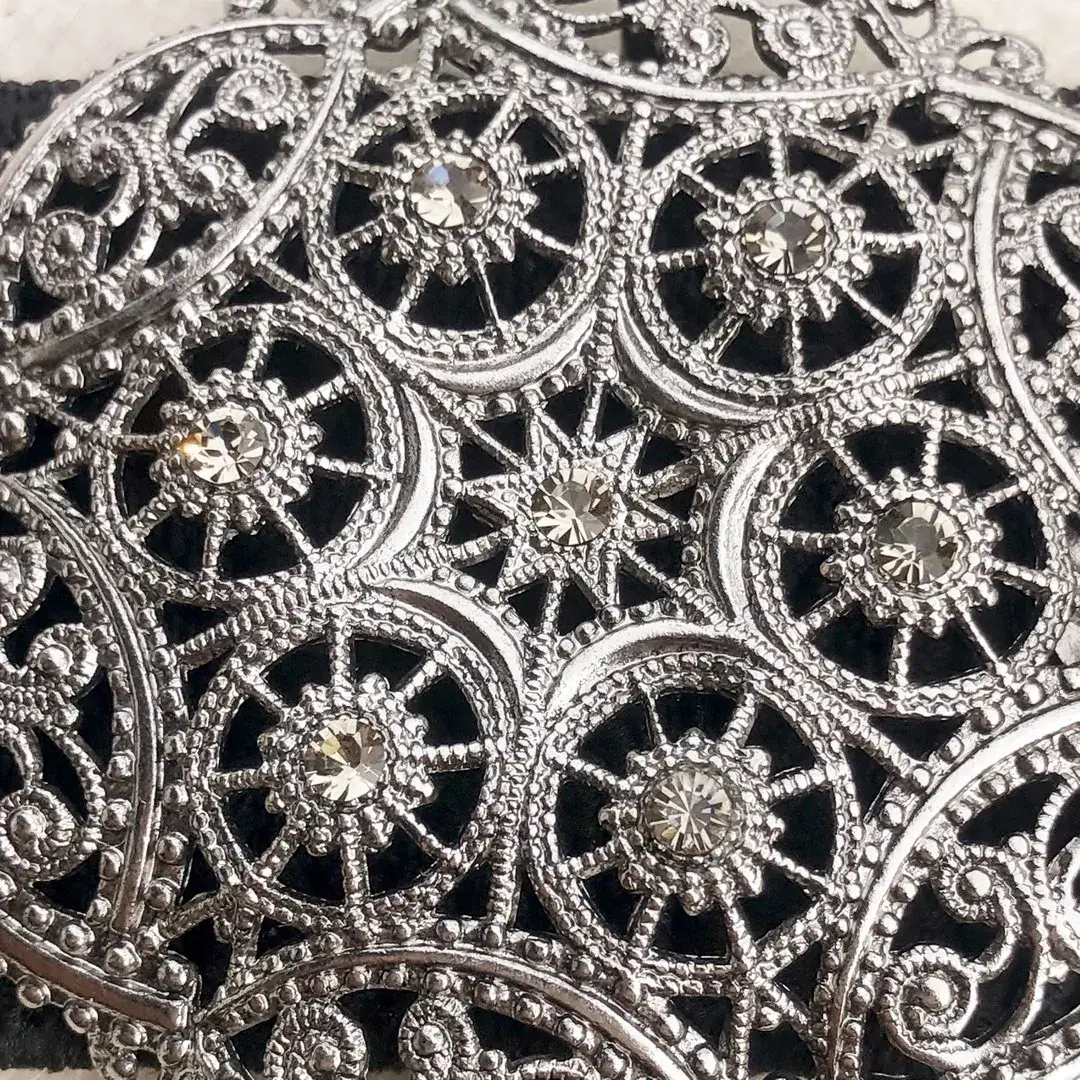 Schürzenschließe mit Swarovski in grau No. 139 – Bild 8 – Chiemgauer Heimatwerk Trachten-Onlineshop Schürzenschließe mit Swarovski in grau No. 139 - Bild 8 - Chiemgauer Heimatwerk Trachten-Onlineshop