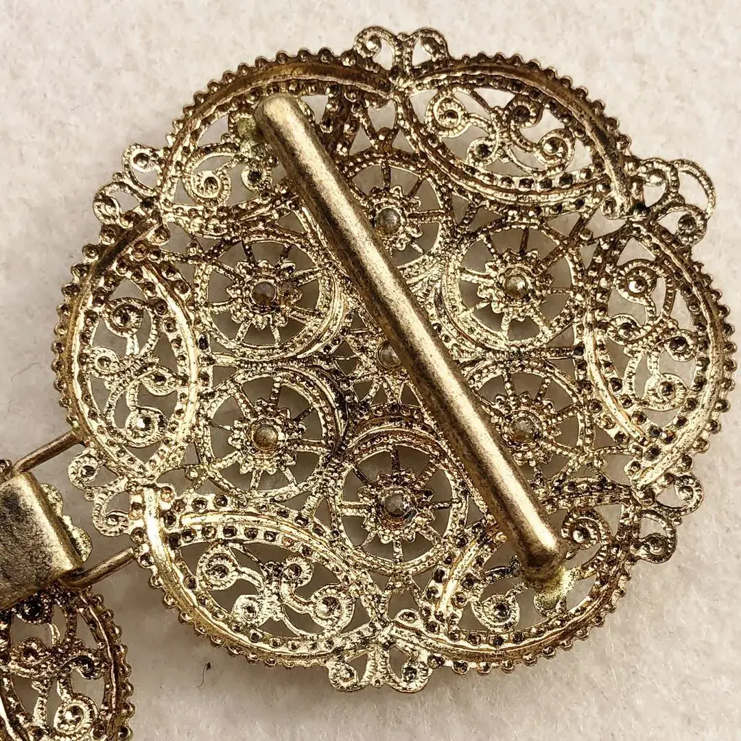 Schürzenschließe mit Swarovski in grün No. 116 – Bild 18 – Chiemgauer Heimatwerk Trachten-Onlineshop Schürzenschließe mit Swarovski in grün No. 116 - Bild 18 - Chiemgauer Heimatwerk Trachten-Onlineshop