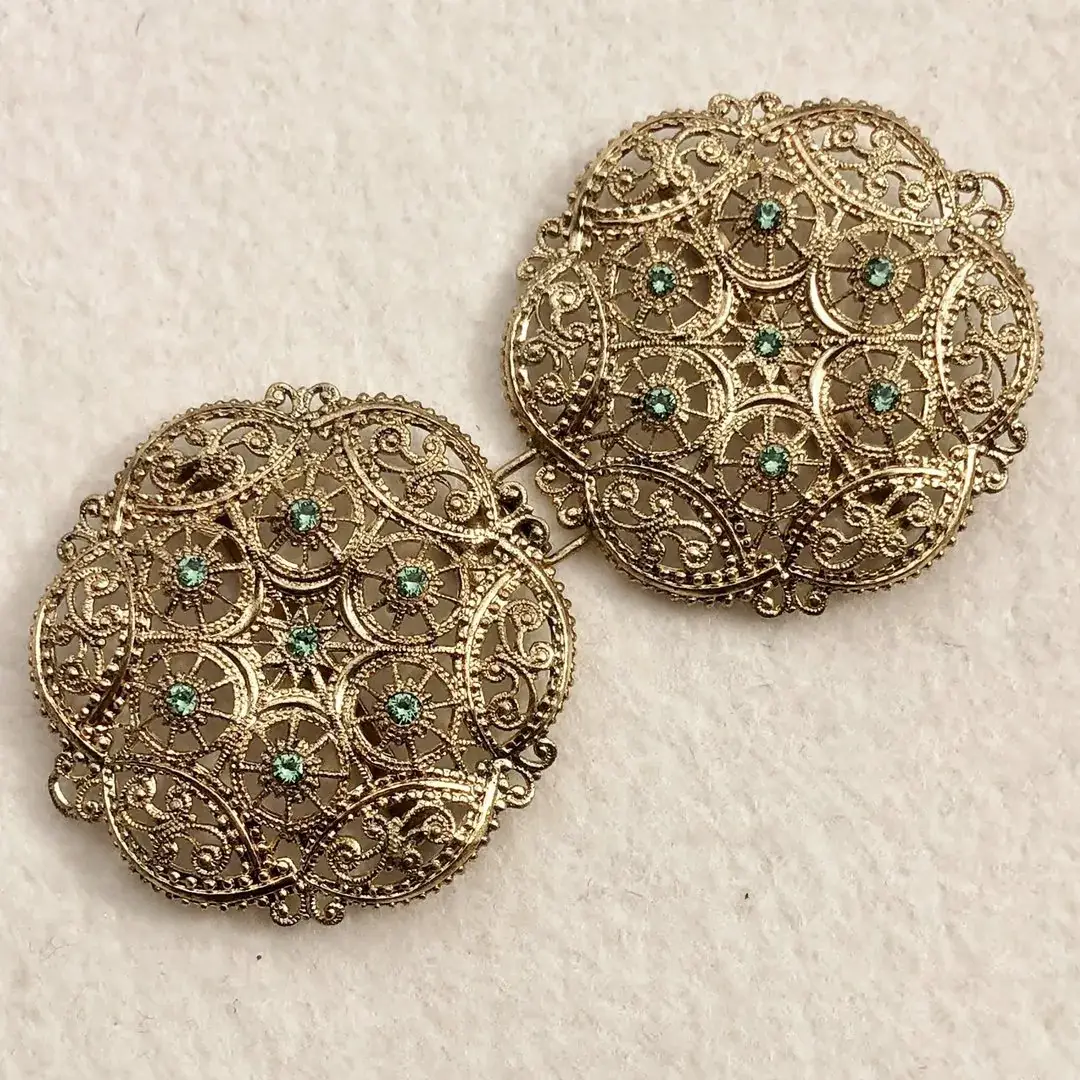Schürzenschließe mit Swarovski in grün No. 116 – Bild 2 – Chiemgauer Heimatwerk Trachten-Onlineshop Schürzenschließe mit Swarovski in grün No. 116 - Bild 2 - Chiemgauer Heimatwerk Trachten-Onlineshop