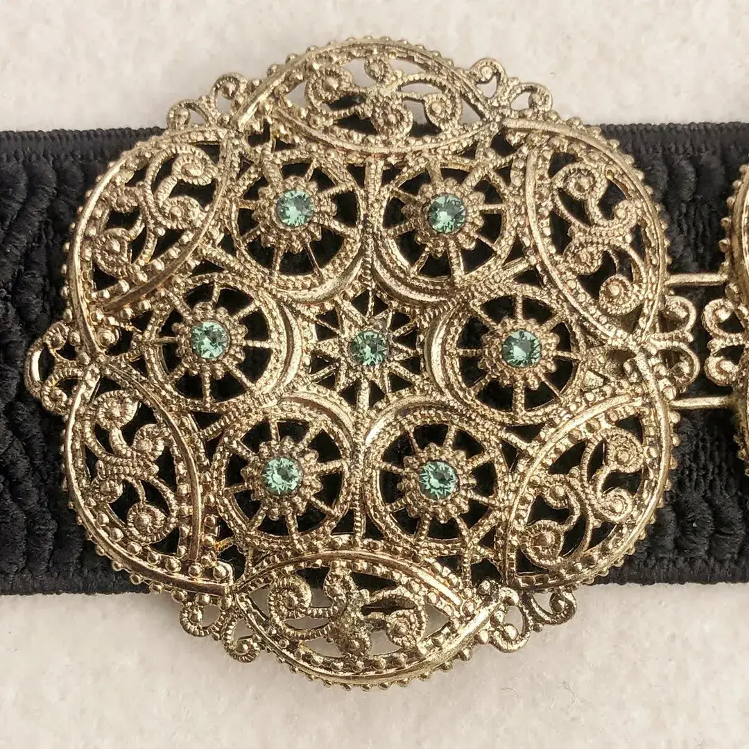 Schürzenschließe mit Swarovski in grün No. 116 – Bild 6 – Chiemgauer Heimatwerk Trachten-Onlineshop Schürzenschließe mit Swarovski in grün No. 116 - Bild 6 - Chiemgauer Heimatwerk Trachten-Onlineshop