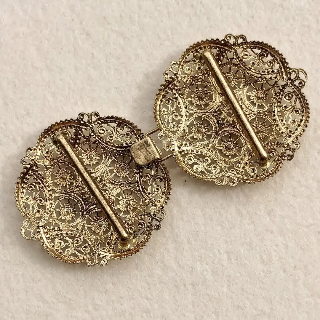 Schürzenschließe mit Swarovski in grün No. 116 – Bild 7 – Chiemgauer Heimatwerk Trachten-Onlineshop Schürzenschließe mit Swarovski in grün No. 116 - Bild 7 - Chiemgauer Heimatwerk Trachten-Onlineshop