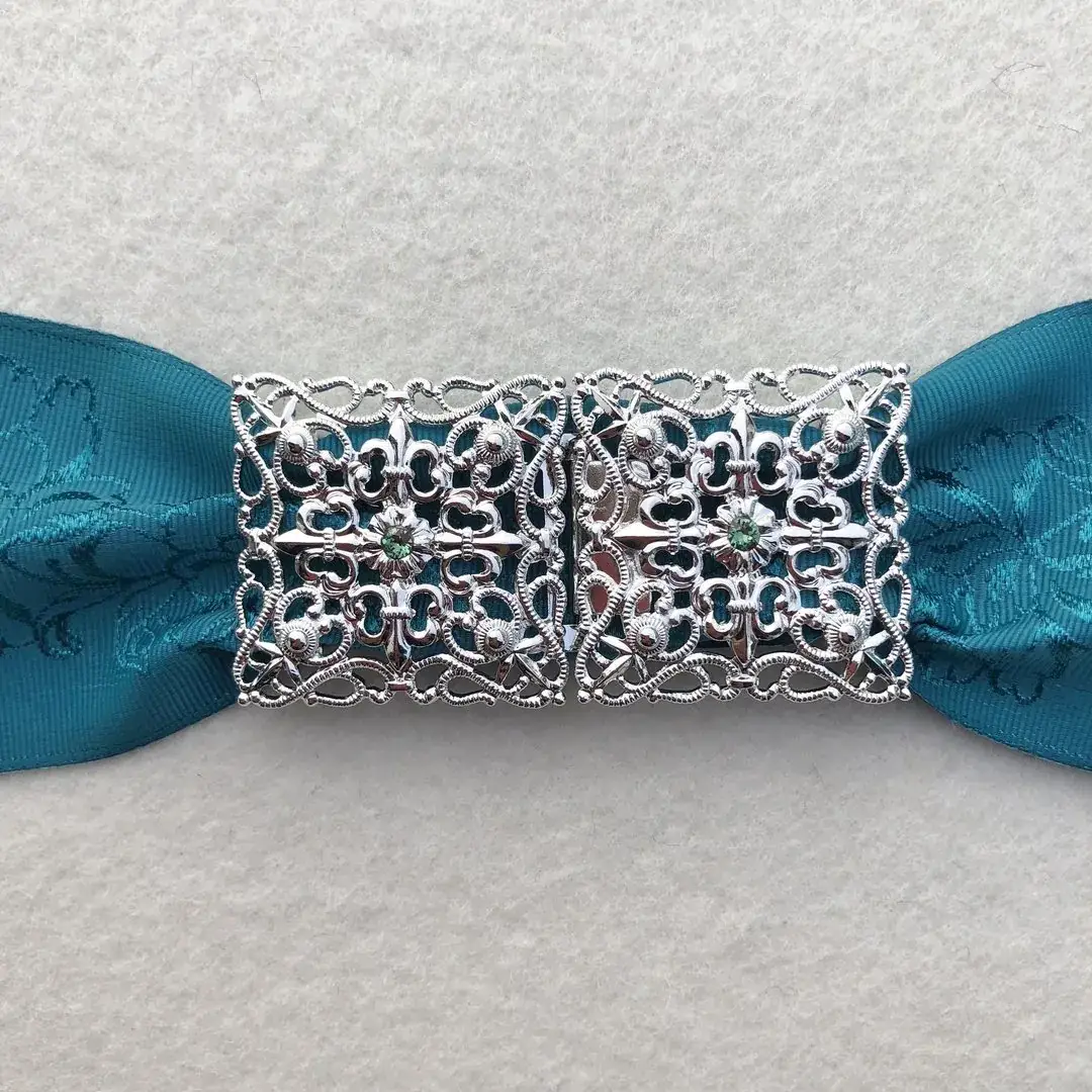 Schürzenschließe mit Swarovski in grün No. 15 – Bild 10 – Chiemgauer Heimatwerk Trachten-Onlineshop Schürzenschließe mit Swarovski in grün No. 15 - Bild 10 - Chiemgauer Heimatwerk Trachten-Onlineshop
