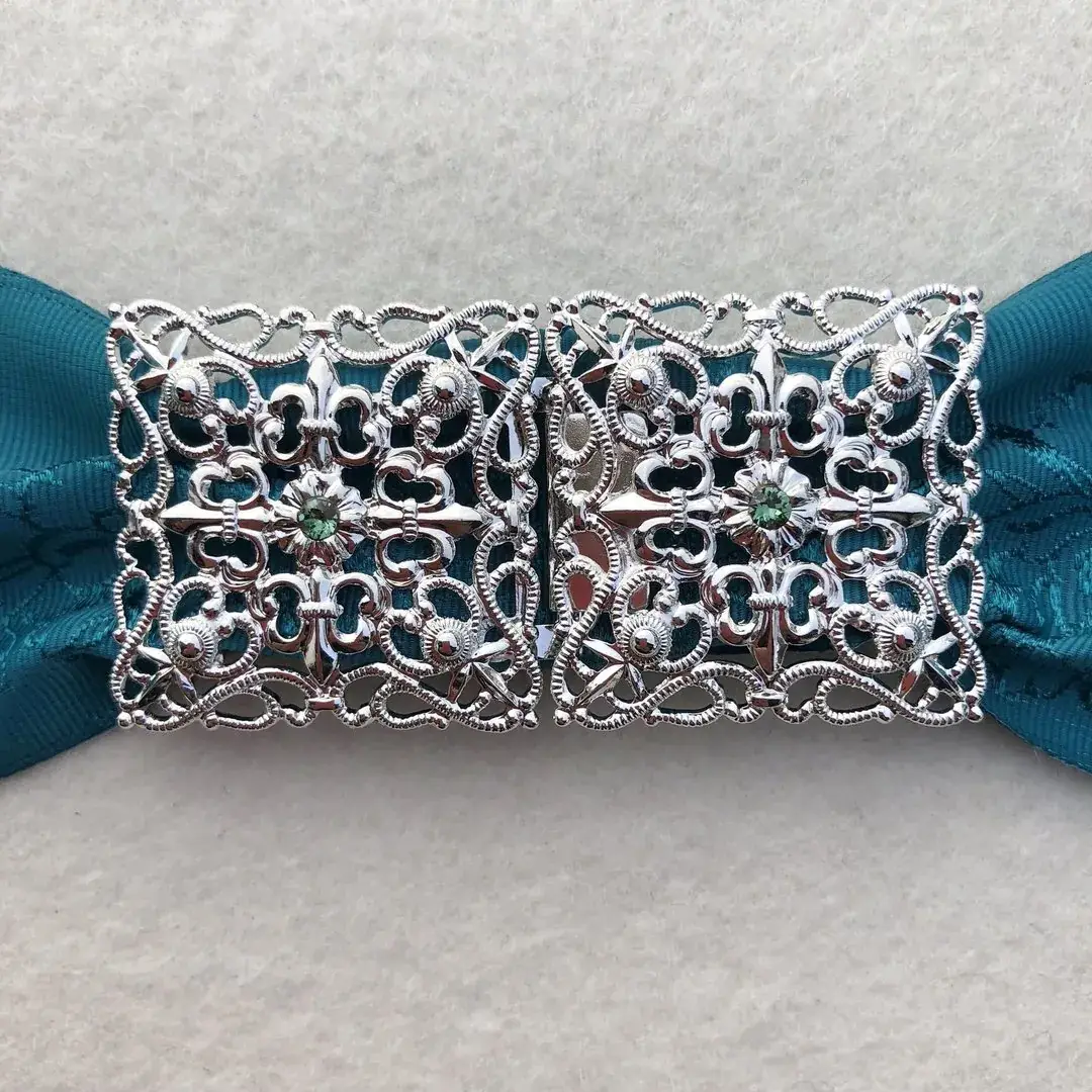 Schürzenschließe mit Swarovski in grün No. 15 – Bild 12 – Chiemgauer Heimatwerk Trachten-Onlineshop Schürzenschließe mit Swarovski in grün No. 15 - Bild 12 - Chiemgauer Heimatwerk Trachten-Onlineshop