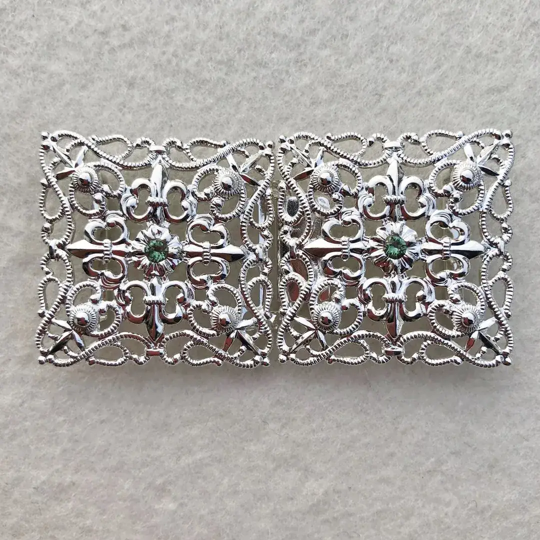 Schürzenschließe mit Swarovski in grün No. 15 – Bild 15 – Chiemgauer Heimatwerk Trachten-Onlineshop Schürzenschließe mit Swarovski in grün No. 15 - Bild 15 - Chiemgauer Heimatwerk Trachten-Onlineshop